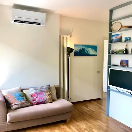 Mascalzone Latino, Center Apartamento
